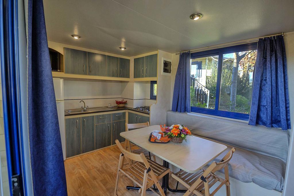 Bungalow Budget con 2 Camere da Letto, Angolo Cottura e Patio